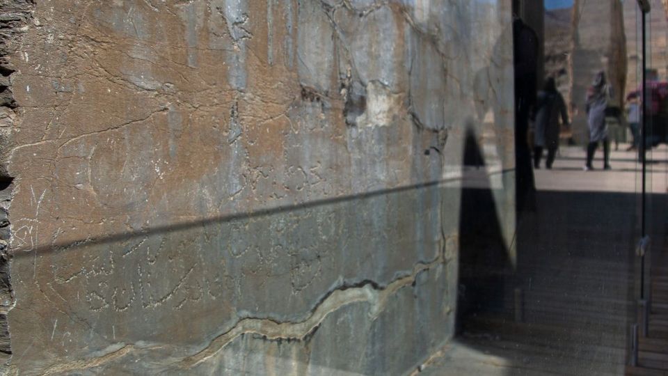 تیشه بی فرهنگی بر ریشه تاریخ - تخت جمشید