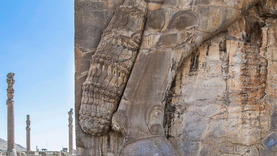 تیشه بی فرهنگی بر ریشه تاریخ - تخت جمشید