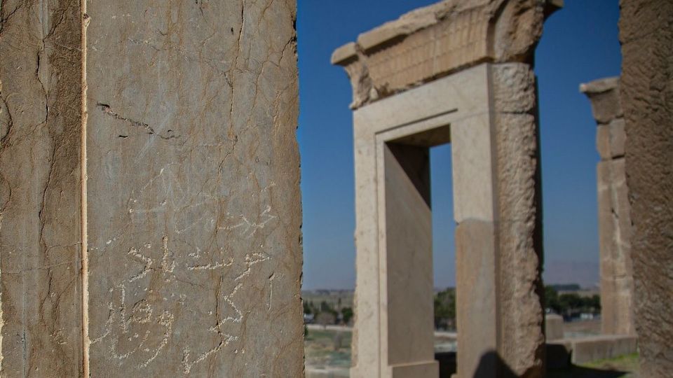 تیشه بی فرهنگی بر ریشه تاریخ - تخت جمشید