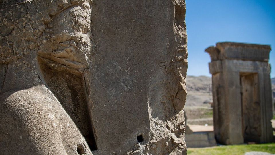 تیشه بی فرهنگی بر ریشه تاریخ - تخت جمشید