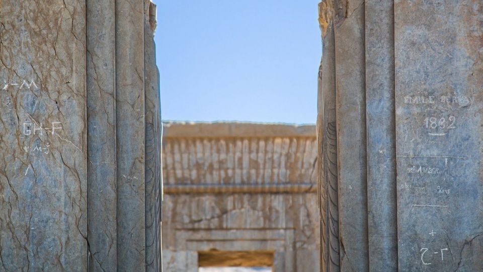 تیشه بی فرهنگی بر ریشه تاریخ - تخت جمشید