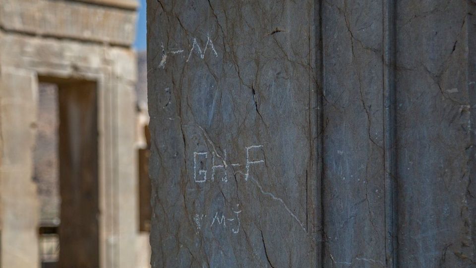 تیشه بی فرهنگی بر ریشه تاریخ - تخت جمشید