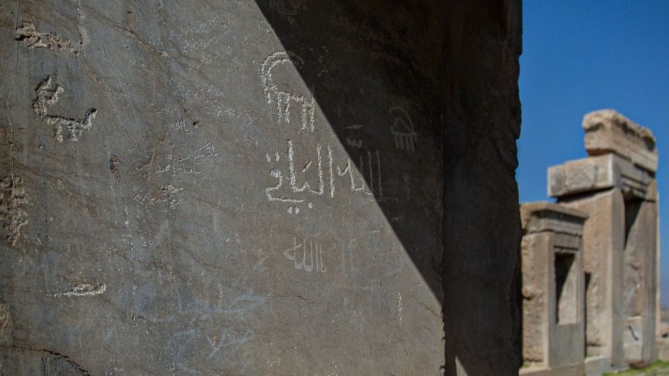 تیشه بی فرهنگی بر ریشه تاریخ - تخت جمشید