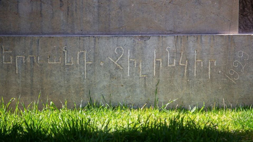 تیشه بی فرهنگی بر ریشه تاریخ - تخت جمشید