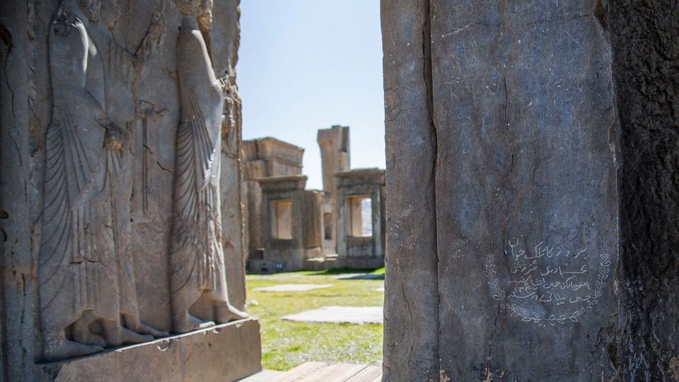 تیشه بی فرهنگی بر ریشه تاریخ - تخت جمشید