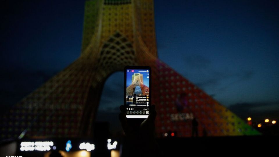 نورپردازی سه بعدی هفته سلامت در برج آزادی