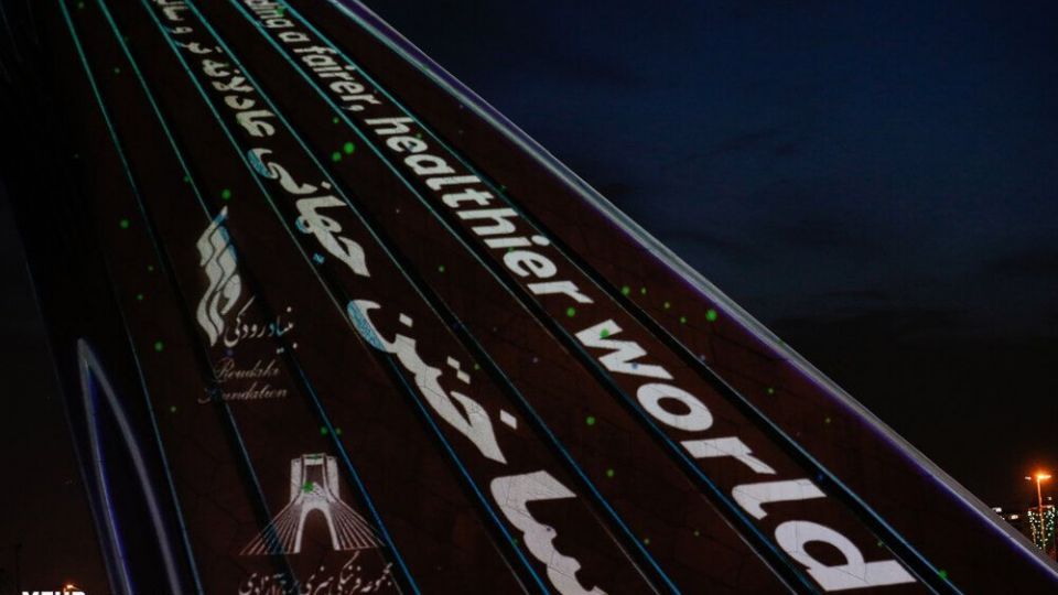 نورپردازی سه بعدی هفته سلامت در برج آزادی