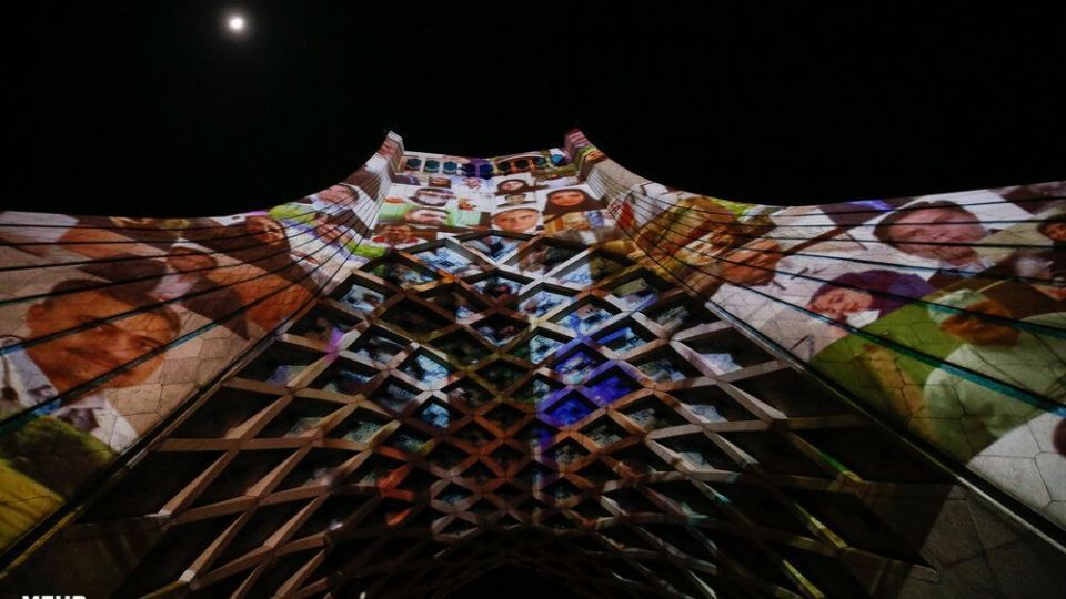 نورپردازی سه بعدی هفته سلامت در برج آزادی