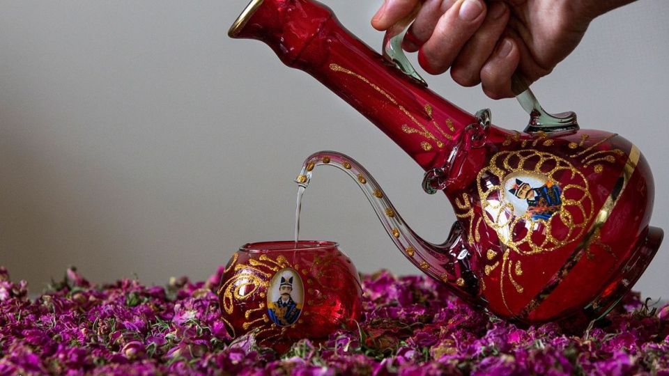 برداشت گل محمدی و گلاب گیری - فارس