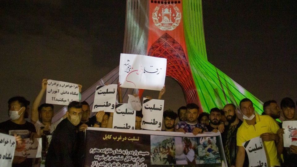 نورپردازی سه بعدی در میدان آزادی با موضوع همدردی با مردم افغانستان