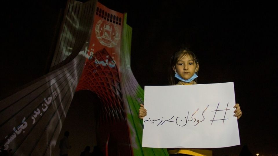 نورپردازی سه بعدی در میدان آزادی با موضوع همدردی با مردم افغانستان