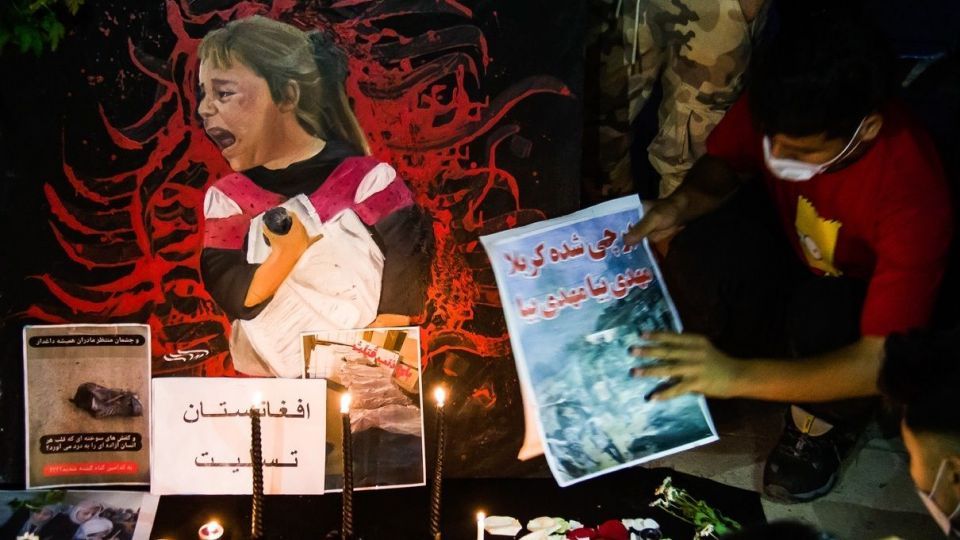 نورپردازی سه بعدی در میدان آزادی با موضوع همدردی با مردم افغانستان