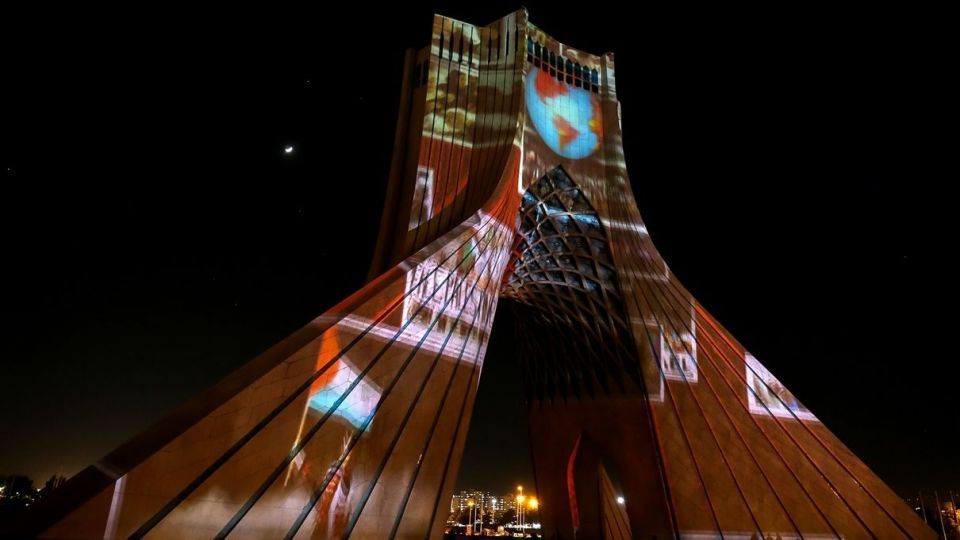 نورپردازی سه بعدی همدردی با مردم مظلوم غزه - برج آزادی