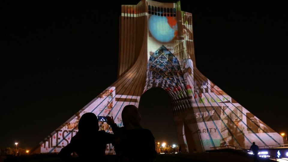 نورپردازی سه بعدی همدردی با مردم مظلوم غزه - برج آزادی