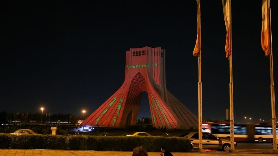 نورپردازی سه بعدی همدردی با مردم مظلوم غزه - برج آزادی