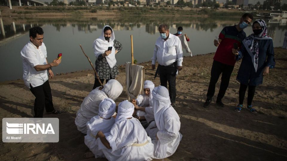 مراسم غسل تعمید کودکان مندایی