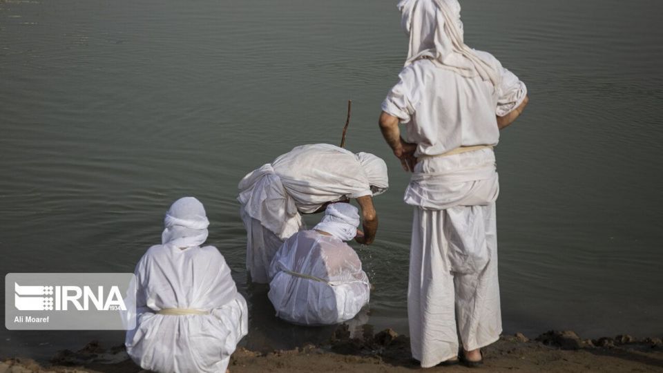 مراسم غسل تعمید کودکان مندایی