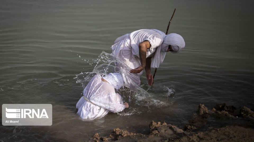 مراسم غسل تعمید کودکان مندایی