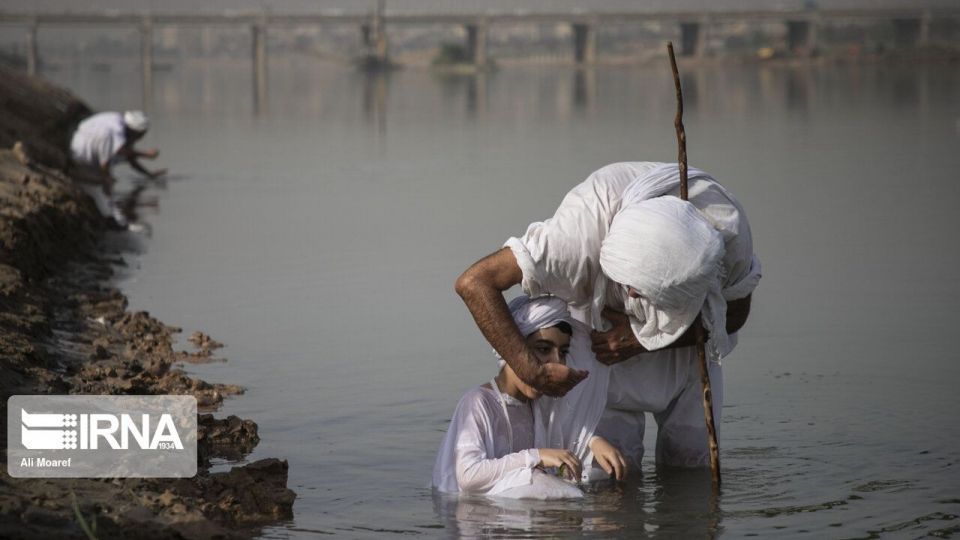 مراسم غسل تعمید کودکان مندایی