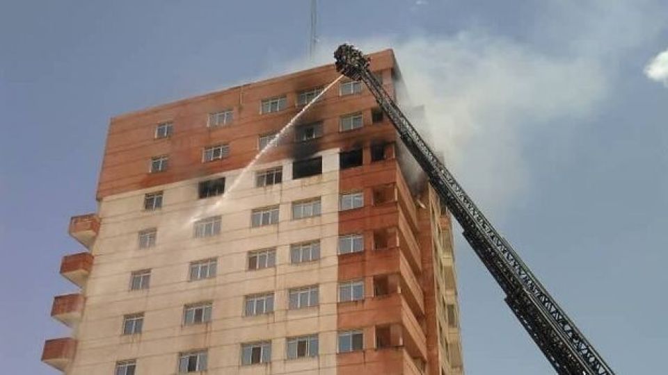 حریق گسترده در برج ١٠ طبقه