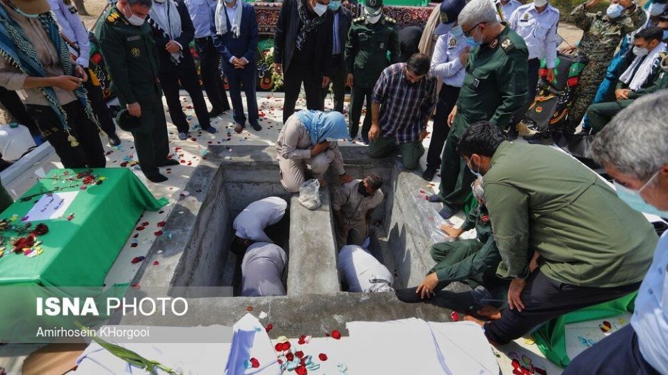 تشییع پیکر دو شهید گمنام دفاع مقدس در بندر شهید رجایی
