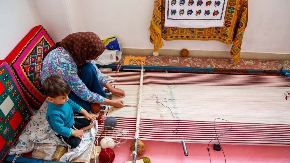 «مهرگرد سمیرم»؛ روستای ملی بافته‌های داری