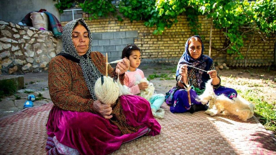 «مهرگرد سمیرم»؛ روستای ملی بافته‌های داری