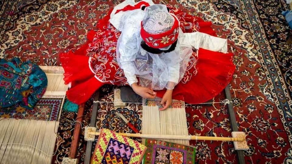 «مهرگرد سمیرم»؛ روستای ملی بافته‌های داری