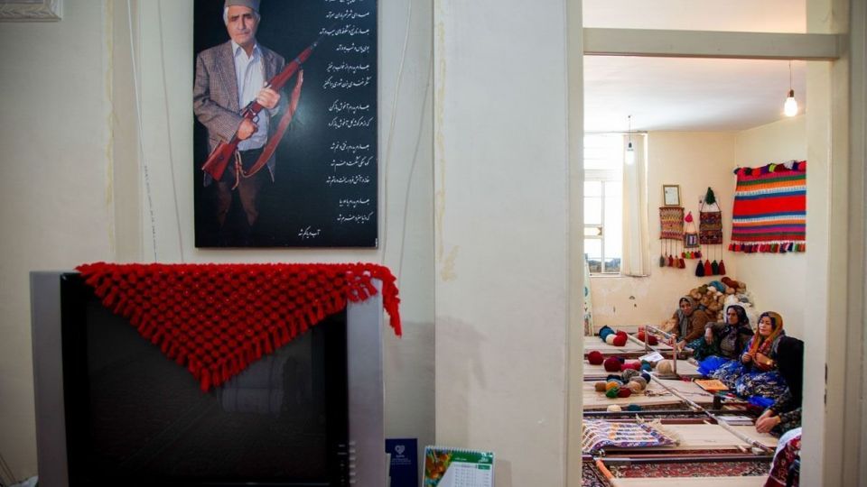 «مهرگرد سمیرم»؛ روستای ملی بافته‌های داری