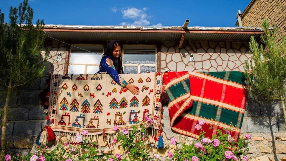 «مهرگرد سمیرم»؛ روستای ملی بافته‌های داری