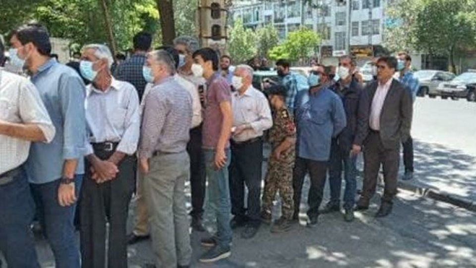 سردرگمی مردم با کمبود برگه‌های تعرفه در ساعات پایانی اخذ رأی