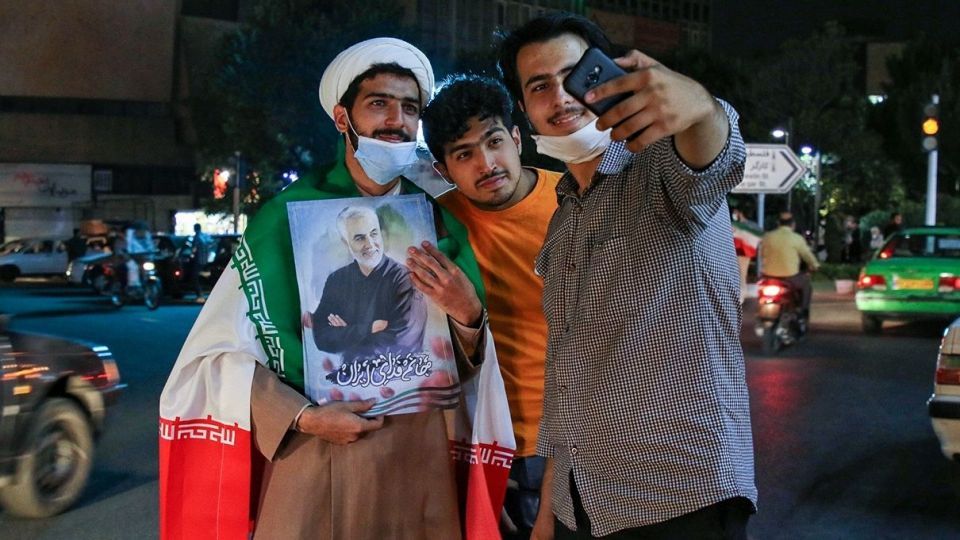 جشن پیروزی هواداران آیت‌الله رئیسی - میدان ولیعصر (عج)