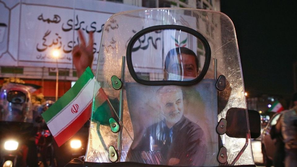 جشن پیروزی هواداران آیت‌الله رئیسی - میدان ولیعصر (عج)