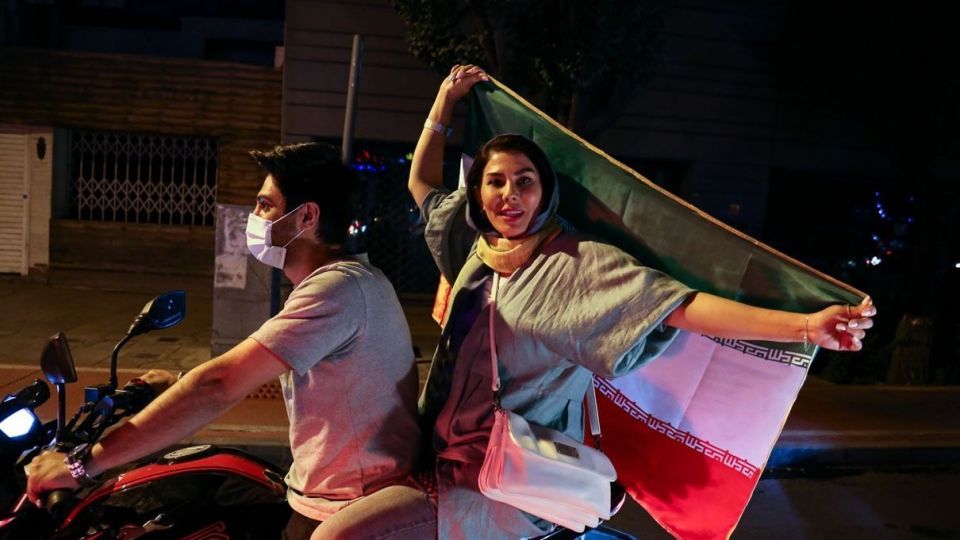 جشن پیروزی هواداران آیت‌الله رئیسی - میدان ولیعصر (عج)