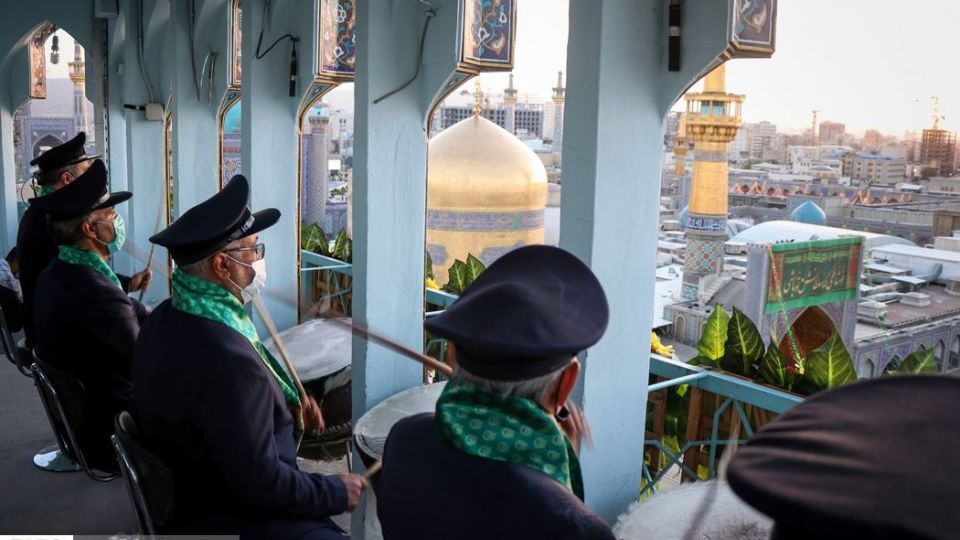 نقاره‌زنی در آستانه میلاد حضرت رضا(ع)