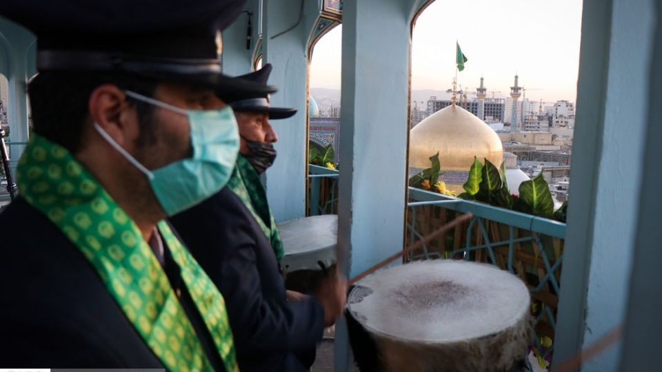 نقاره‌زنی در آستانه میلاد حضرت رضا(ع)