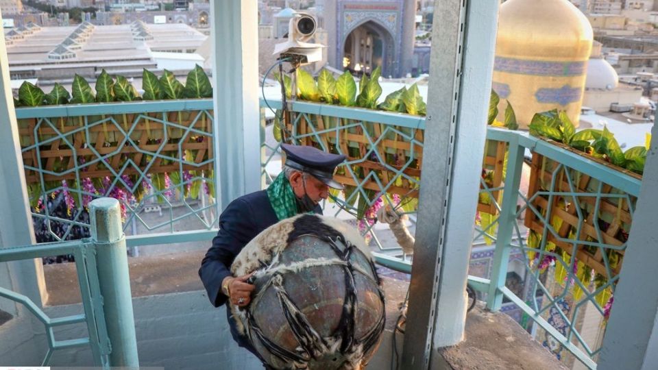 نقاره‌زنی در آستانه میلاد حضرت رضا(ع)