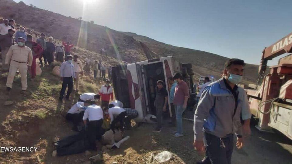 تصاویری از حادثه واژگونی اتوبوس حامل خبرنگاران