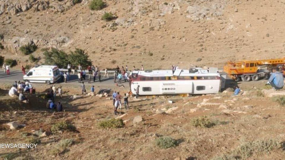 تصاویری از حادثه واژگونی اتوبوس حامل خبرنگاران