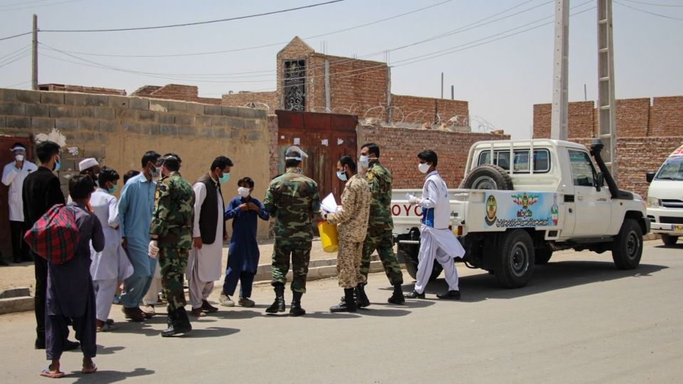 مردم یاری ارتش در حاشیه شهر زاهدان