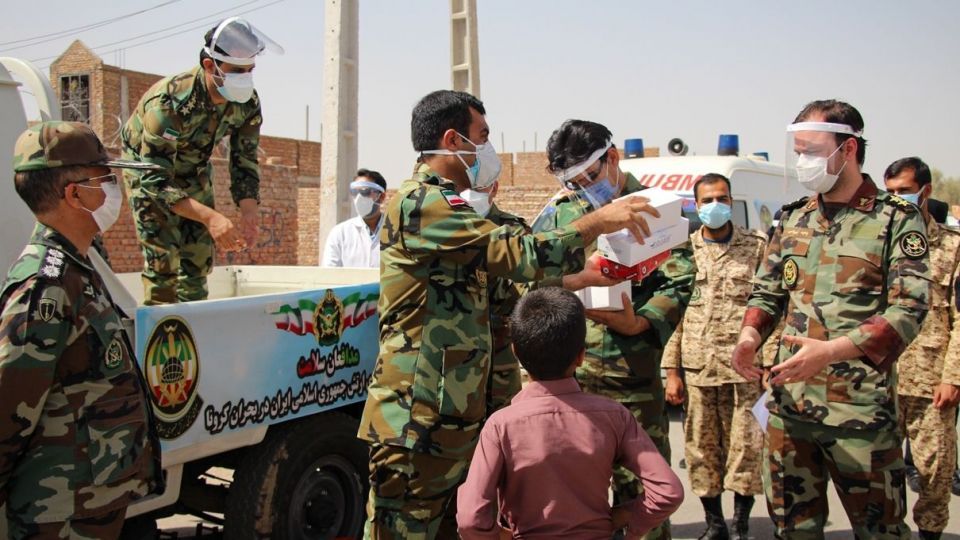 مردم یاری ارتش در حاشیه شهر زاهدان