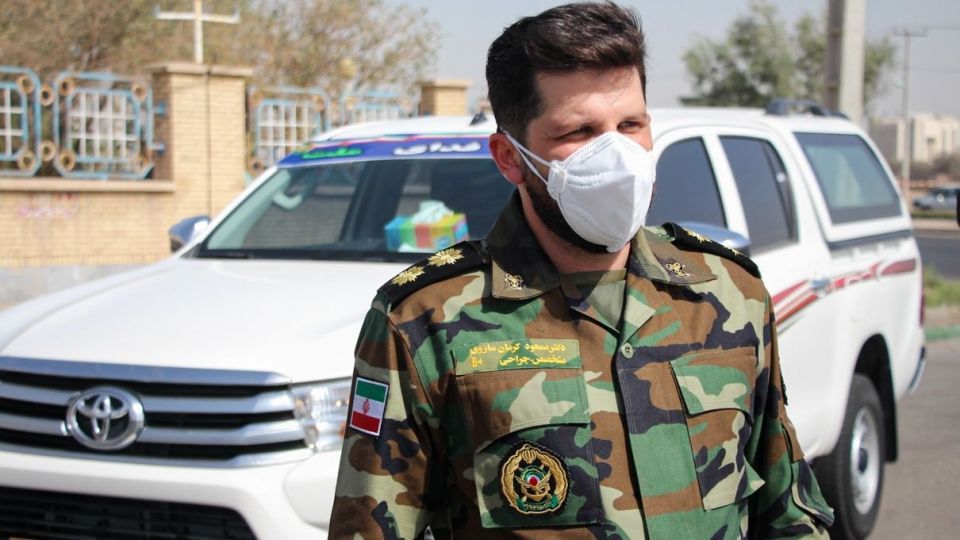 مردم یاری ارتش در حاشیه شهر زاهدان