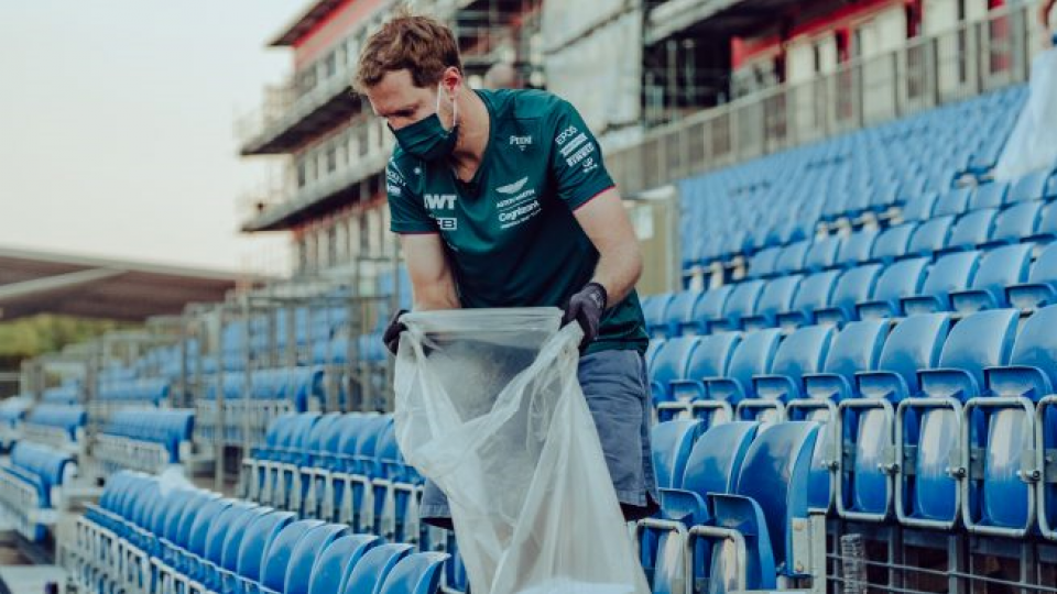 زباله جمع کردن فتل پس از پایان گرندپریکس فرمول یک + عکس