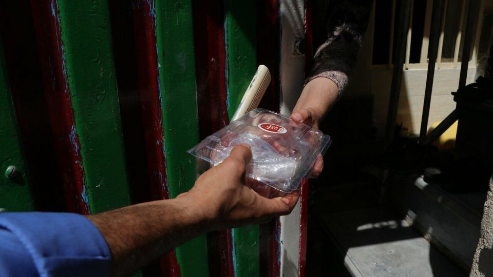 تهیه و توزیع گوشت نذری بین نیازمندان در عید قربان