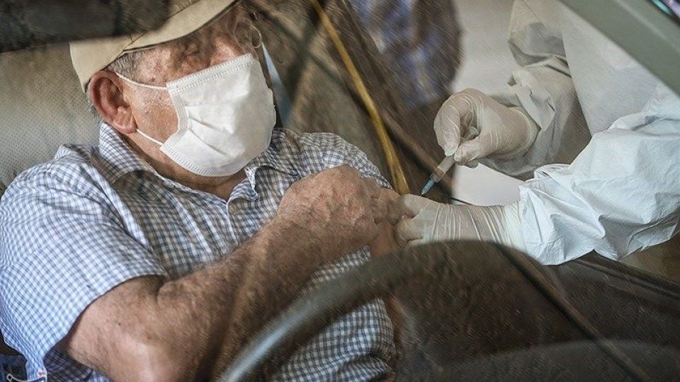 ۸ تا ۱۰ ساعته معطلی سالمندان "بهای واکسن کرونا" در مراکز واکسیناسیون خودرویی تهران!