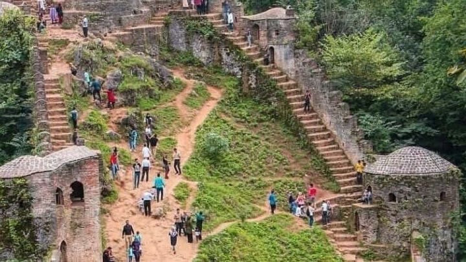 گشتی در بزرگترین قلعه آجری ایران در دل جنگل‌های گیلان