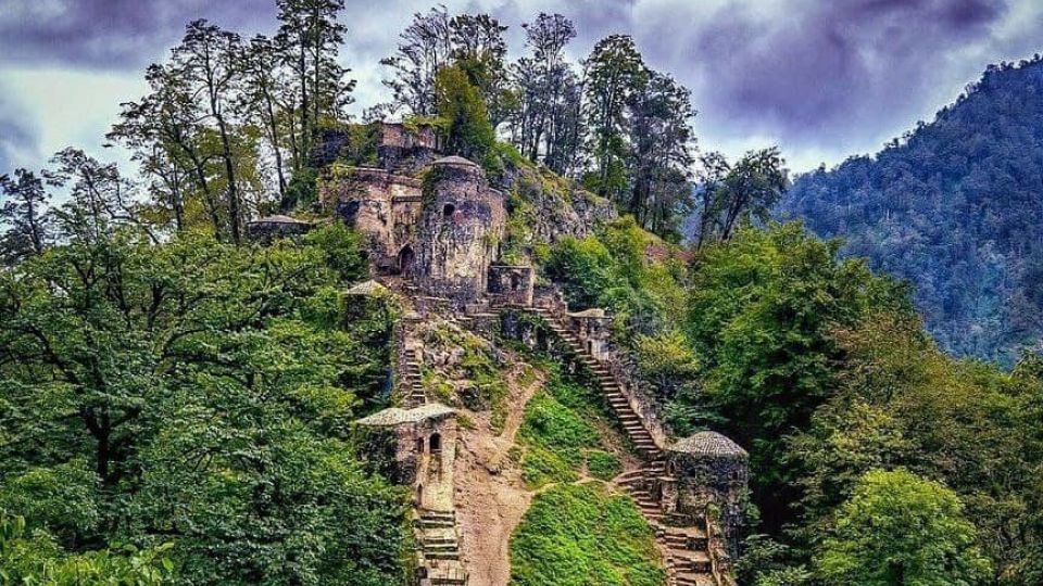 گشتی در بزرگترین قلعه آجری ایران در دل جنگل‌های گیلان