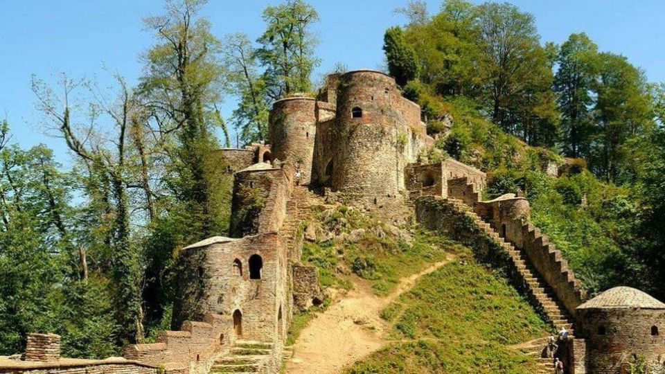 گشتی در بزرگترین قلعه آجری ایران در دل جنگل‌های گیلان