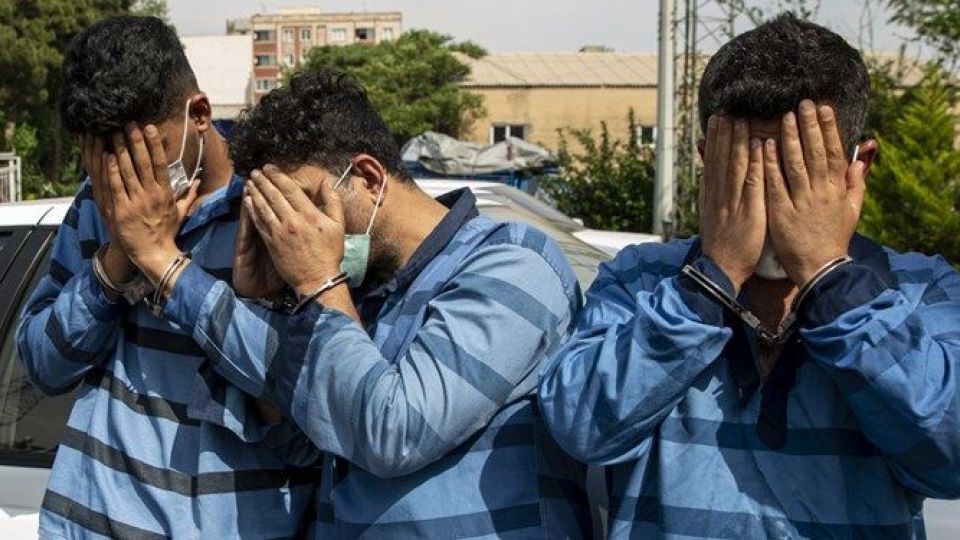 کشف ۳۰۰ میلیون تومان طلای مسروقه/ سارقان حین سرقت دستگیر شدند