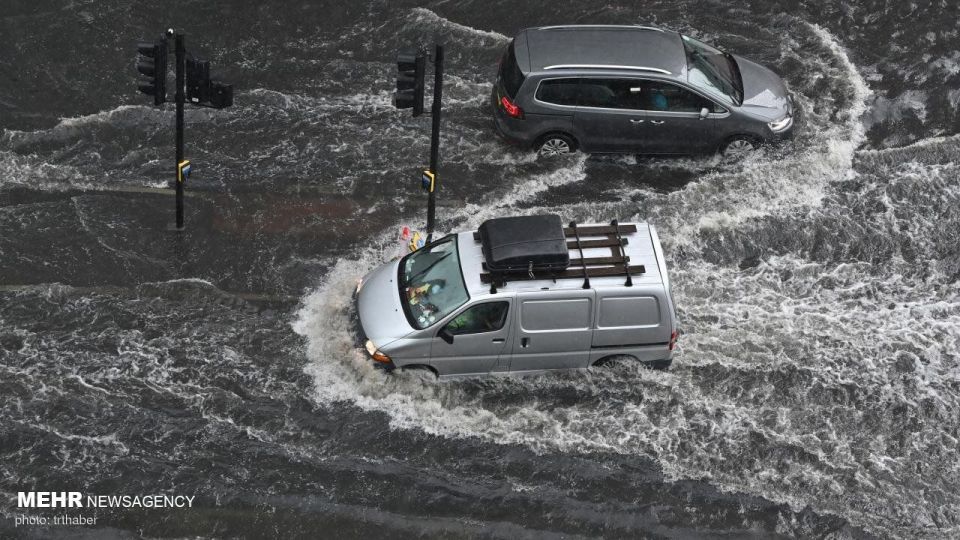آب گرفتگی خیابان های لندن به دلیل سیل و طوفان